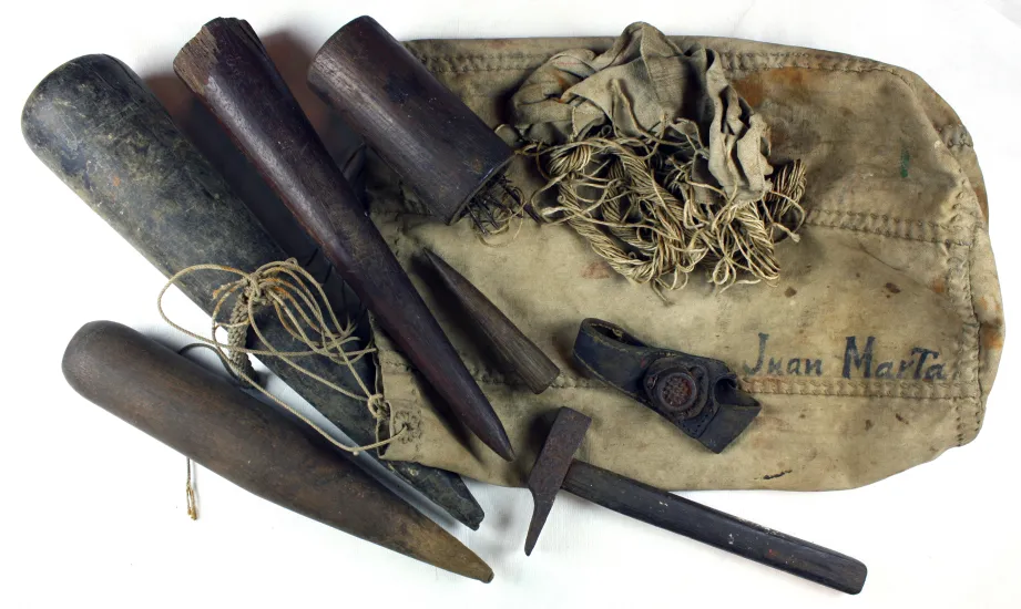 Saco de maestro veleiro e diversos instrumentos de cabullería (finais do século XIX-principios do século XX) Saco de maestro veleiro e diversos instrumentos de cabullería (finais do século XIX-principios do século XX)