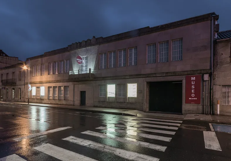 Fachada del Museo Massó de noche
