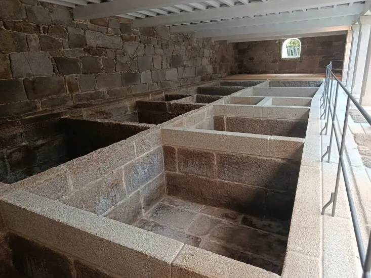 Píos restaurados da antiga salgadura Piñeiro integrada no Museo Massó (século XIX) 