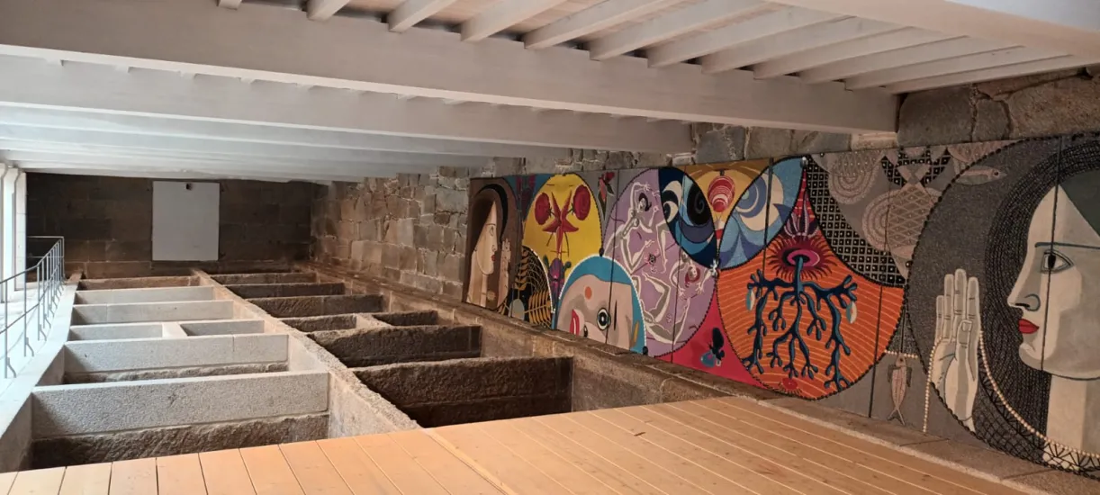 Instalación na antiga factoría salgadeira do tapiz de arte efémera confeccionado pola Asociación Cunchas e Flores de Bueu para a exposición Maruja Mallo. Máscara e compás organizada polo Museo Reina Sofía