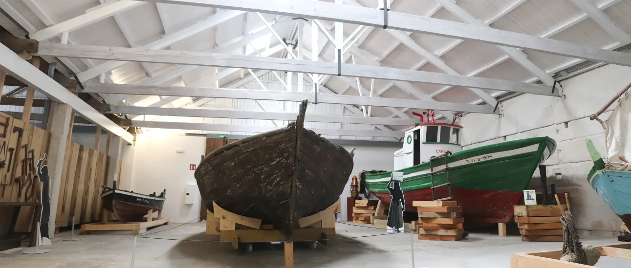 Sala da actividade portuaria instalada na nave da antiga conserveira